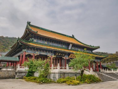 zhangjiajie / Çin - 15 Ekim 2018: Tianmen Dağı 'ndaki Tianmen Dağı Tapınağı' ndaki Antik Çin Stili Tapınak Binası