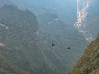 Tianmen Dağı Ulusal Parkı 'ndaki güzel manzara ve Cable Car Zhangjiajie şehri Çin' de Berrak Gökyüzü ile birlikte. Tianmen dağı kablo TV 'si dünyanın en uzun kablosu.