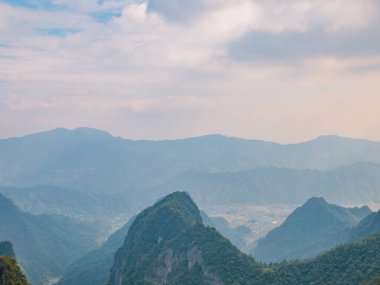Tianmen Dağı 'ndan Çin' in Zhangjiajie şehrindeki berrak gökyüzü ile güzel bir manzara. Tianmen dağı Hunan zhangjiajie şehrinin varış noktası Çin.