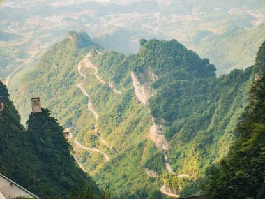 Zhangjiajie şehrindeki Tianmen Dağı milli parkındaki cennet kapısı manzarası. Hunan Zhangjiajie porselenlerinin simgesi.