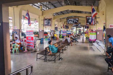 Kanchanaburi / Tayland - 1 Temmuz 2017: Kanchanaburi şehri Tayland 'daki Kanchanaburi otobüs terminalinden geçmek için bekleyen Meçhul İnsanlar.