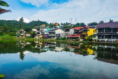 Kanchanaburi / Tayland 2 Temmuz 2017: Etong köyü sis içindeki gizli köy ve Tayland 'ın Kanchanaburi kentindeki köy önü. Pilok madeni Tayland-Myanmar sınırı yakınlarındaki eski maden