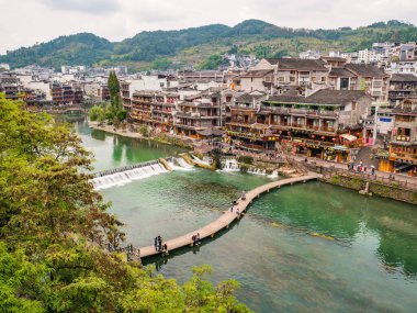 Fenghuang, Hunan / Çin - 16 Ekim 2018: Tahta köprü ve Fenghuang antik kasabasının güzel manzarası. Phoenix Antik kenti veya Fenghuang İlçesi Çin 'in Hunan Eyaleti' nin bir ilçesidir.