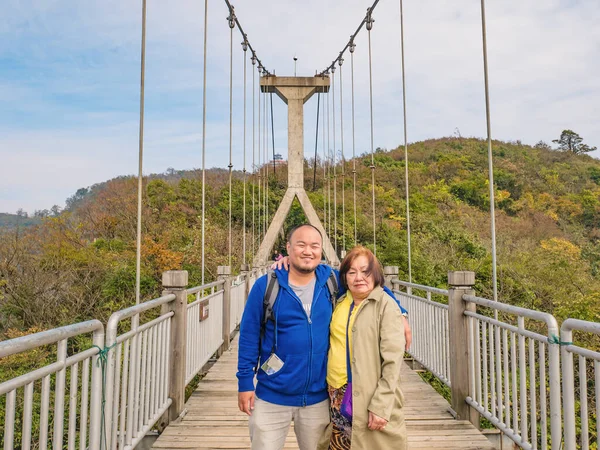 Oğul ve anne, Tianmen dağı Zhangjiajie Çin 'de asma köprüde dururlar. Tianmen dağları Çin' in Zhangjiajie dağlarına seyahat ederler.