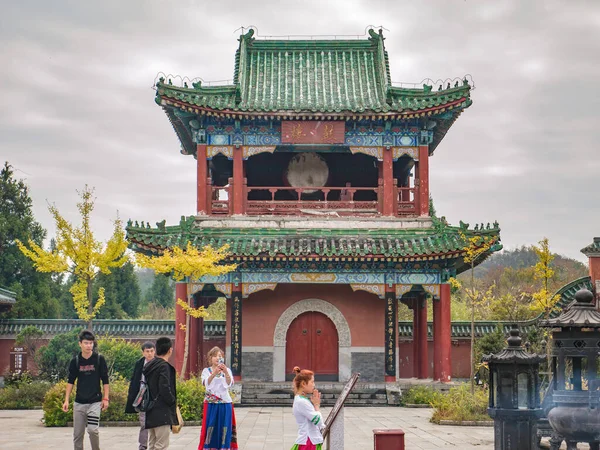 Zhangjiajie Kina Oktober 2018 Turist Och Kinesisk Buddisttempelbyggnad Berget Himmelska — Stockfoto