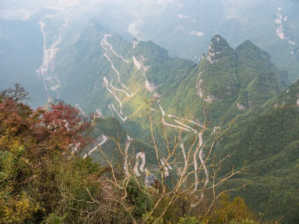 Tongtian Yolu 'nun güzel üst manzarası 99 kıvrımlı yolu Cennet Kapısı' na giden yol, Zhangjiagie, Tianmen Dağı Ulusal Parkı, Hunan, Çin