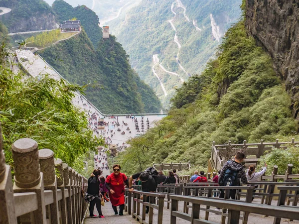 Zhangjiajie China Oktober 2018 Unbekannte Touristen Klettern Auf Himmelstor Treppen — Stockfoto