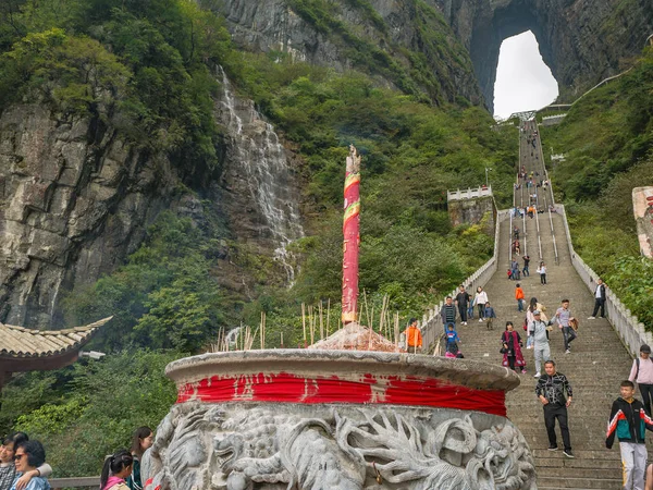 Zhangjiajie Kina Oktober 2018 Skara Turist Klättring Himmelporten Grotta Trappor — Stockfoto