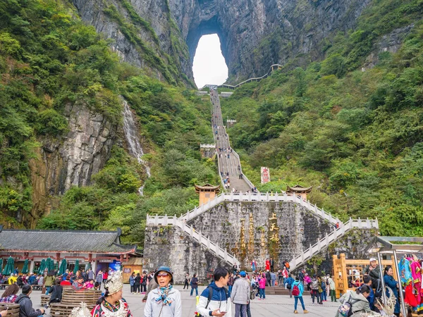 Zhangjiajie Cina Ottobre 2018 Folla Turisti Sul Paradiso Porta Grotta — Foto Stock