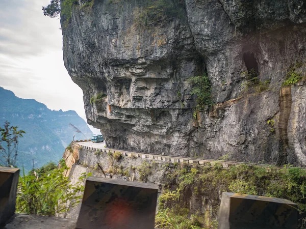 Tianmen Dağı Cennet Mağarası 'ndan Tianmen Dağı Ulusal Parkı' na giden Tongtian Yolu 'ndaki otobüsün manzarası çok güzel. Çin' in Zhangjiajie şehrinde. Tongtian Yolu 99 virajlı yol.
