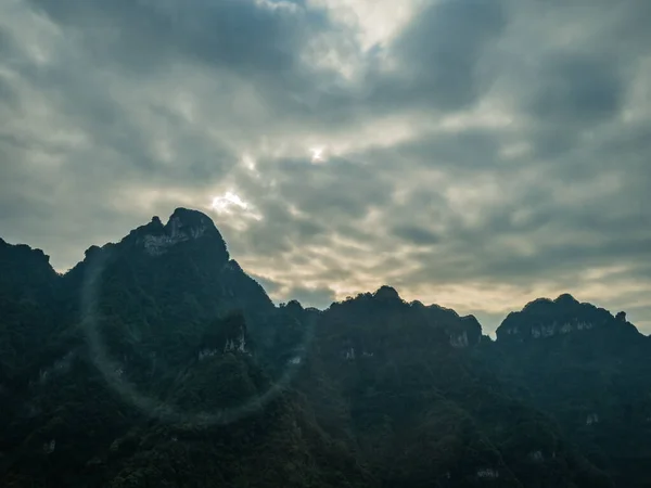 Tianmen Dağı Cennet Mağarası 'ndan Tianmen Dağı Ulusal Parkı' na giden Tongtian Yolu 'ndaki otobüsün manzarası çok güzel. Çin' in Zhangjiajie şehrinde. Tongtian Yolu 99 virajlı yol.