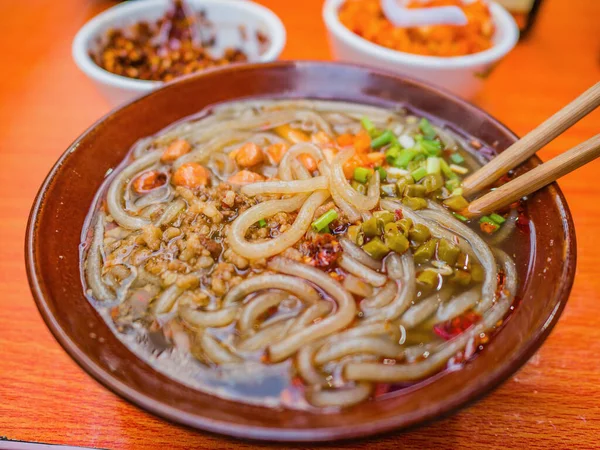 Tutup Mie Kaca Panas Dan Asam Makanan Jalanan Keluarga Cina — Stok Foto
