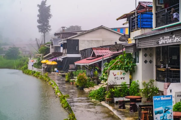 Kanchanaburi Thailandia Luglio 2017 Edificio Del Villaggio Etong Nella Nebbia — Foto Stock