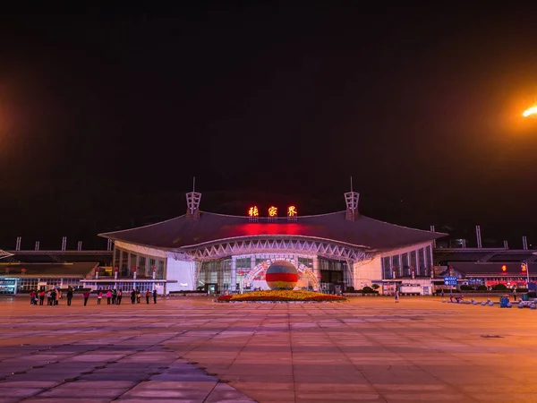 張家界市 10月2018 夜の張家界市のバスターミナル駅 — ストック写真