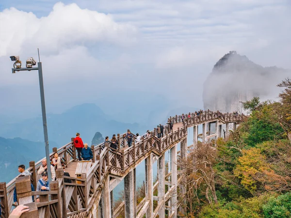 Zhangjiajie China Outubro 2018 Turistas Desconhecidos Caminhando Ponte Madeira Atravessando Imagens De Bancos De Imagens