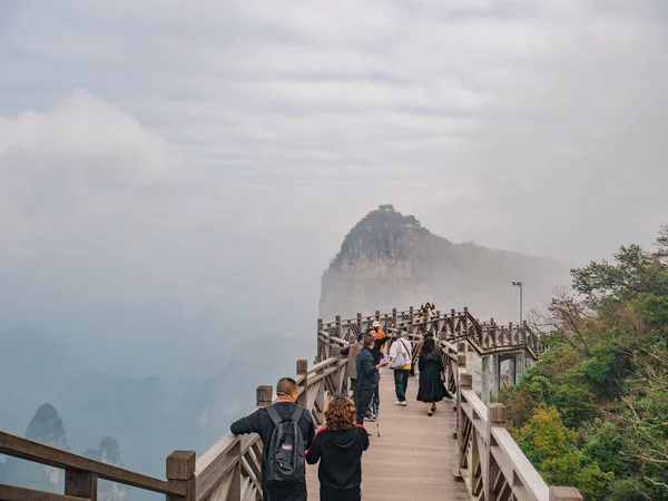Zhangjiajie China Outubro 2018 Turistas Desconhecidos Caminhando Ponte Madeira Atravessando Fotos De Bancos De Imagens