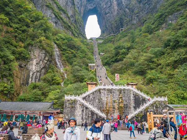 Zhangjiajie China Oktober 2018 Touristenmassen Auf Dem Himmlischen Tor Höhle lizenzfreie Stockfotos