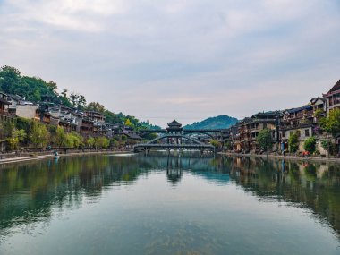 Fenghuang, Çin 'in Hunan Eyaleti' nde yer alan bir şehirdir.