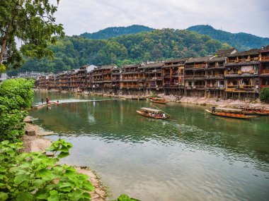 Fenghuang, Çin 'in Hunan Eyaleti' nde yer alan bir şehirdir.