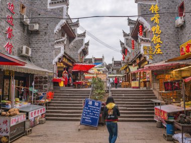 Fenghuang, Hunan / Çin - 16 Ekim 2018: Fenghuang antik kentinin ara sokaklarında yürüyen bir turist. Fenghuang antik kenti.