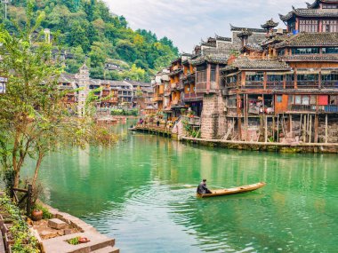 Fenghuang eski kasabasında teknedeki yabancı Çinli insanlar. Fenghuang County veya Fenghuang County, Çin 'de Hunan Eyaleti' nin bir ilçesidir.