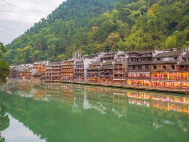 Fenghuang, Hunan / Çin - 16 Ekim 2018: Fenghuang antik kenti manzaralı bir beldedir.