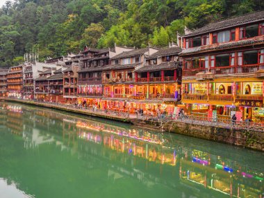 Fenghuang, Hunan / Çin - 16 Ekim 2018: Fenghuang antik kenti manzaralı bir beldedir.
