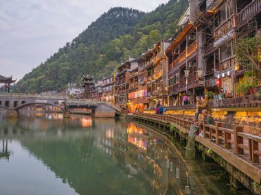 Fenghuang, Hunan / Çin - 16 Ekim 2018: Fenghuang antik kenti manzaralı bir beldedir.
