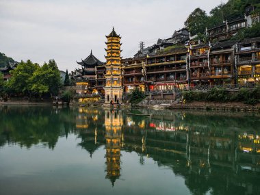 Fenghuang, Hunan / Çin - 16 Ekim 2018: Fenghuang antik kenti manzaralı bir beldedir.