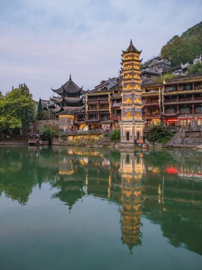 Fenghuang, Hunan / Çin - 16 Ekim 2018: Fenghuang antik kenti manzaralı bir beldedir.
