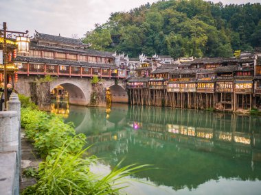 Fenghuang, Hunan / Çin - 16 Ekim 2018: Fenghuang antik kenti manzaralı bir beldedir.