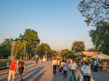 Bangkok / Tayland - 24 Ocak 2019: Tayland 'ın Bangkok kenti Tayland Central Park' ında 2019 Tayland Turizm Festivali 'nde Tanınmayan İnsanlar
