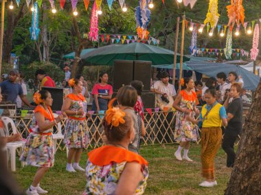 Bangkok / Tayland - 24 Ocak 2019: Tayland ve Turizm Festivali 2019 'da Lumpini Central Park' ta Tayland halk dansları yapan yabancı turist halkı.