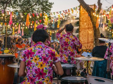 Bangkok / Tayland - 24 Ocak 2019: Tayland Halk Ritmik müziği Tayland halk dansları ile Lumpini Central Park 2019 turizm festivalinde.