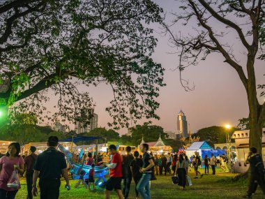 Bangkok / Tayland - 24 Ocak 2019: Tayland 'ın Bangkok kenti Tayland Central Park' ında 2019 Tayland Turizm Festivali 'nde Tanışmamış İnsanlar