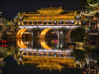 Fenghuang, Hunan / Çin - 16 Ekim 2018: Fenghuang eski kasabasının gecesindeki manzara manzarası. Fenghuang, Çin 'in Hunan ilinin bir ilçesidir.