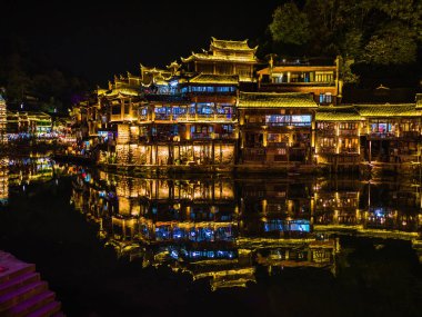 Fenghuang, Çin 'in Hunan Eyaleti' nde yer alan bir şehirdir.