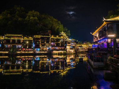 Fenghuang, Hunan / Çin - 16 Ekim 2018: Fenghuang eski bir kasaba olan Fenghuang 'da yürüyen turist.