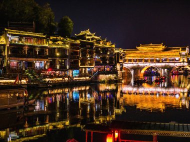 Fenghuang, Çin 'in Hunan Eyaleti' nde yer alan bir şehirdir. Fenghuang ilinde yer alan bir şehirdir.