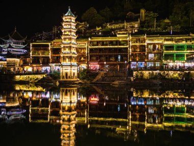 Fenghuang, Hunan / Çin - 16 Ekim 2018: Fenghuang eski kentinde manzara ve pagoda. Fenghuang antik kenti veya Fenghuang ilçesi Çin 'in Hunan ilinin bir ilçesidir.