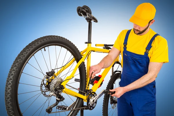 Mecânico de bicicleta ajustando descarrilador dianteiro — Fotografia de Stock