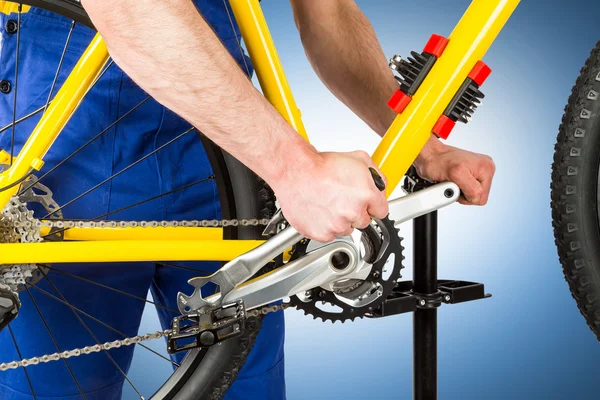 修理自行车收紧踏板 — 图库照片
