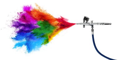 Beyaz panorama arka planında izole edilmiş renkli gökkuşağı sprey holi toz bulutu patlaması olan profesyonel krom metal hava fırçası akrilik boya tabancası. Sanayi ölçekli modelleme konsepti