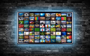 Siyah düz ekran televizyon ekranı. Resim film galerisi arka planı. Televizyon duvarı koyu taştan duvara monte edilmiş mavi LED arka plan. Multimedya yayın yapan internet bulut kavramı