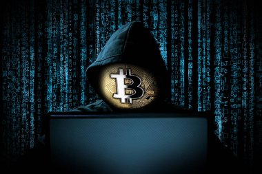 Mavi kaynak kodlu ikili kodlu dizüstü bilgisayarın arkasında Bitcoin maskeli bir bilgisayar korsanı. İnternetteki siber hack saldırısı kripto para zinciri bilgisayar konsepti.