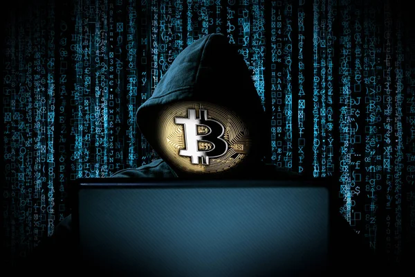 Hacker Con Máscara Cara Bitcoin Detrás Portátil Portátil Frente Código — Foto de Stock