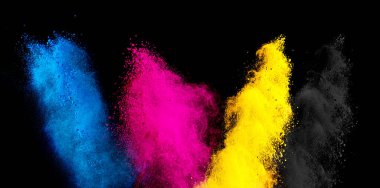 Renkli CMYK eflatun sarı anahtar holi boya tozu patlaması koyu siyah arka planda izole edilmiş. Matbaa işi endüstrisi güzel parti festivali konsepti üretiyor