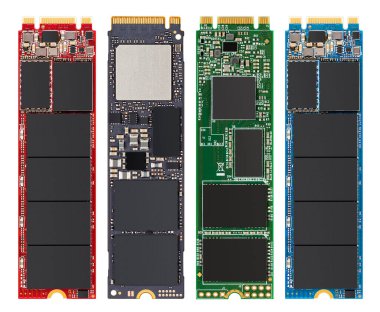 Beyaz arkaplanda dört farklı M2 SSD flash hdd sabit disk ve sata tipi izole edilmiş. pc bilgisayar donanım bileşeni bellek veri depolama elektroniği kavramı