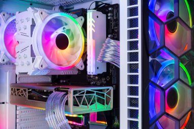 Özel renkli ışıklandırılmış parlak gökkuşağı RGB LED oyun bilgisayarı bilgisayar güç donanımı ve teknoloji konsepti arkaplanı