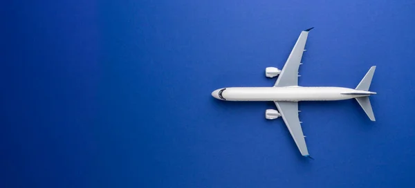 Вид Зверху Білий Комерційний Пасажирський Літак Літака Синьому Фоні Копіювальним — стокове фото